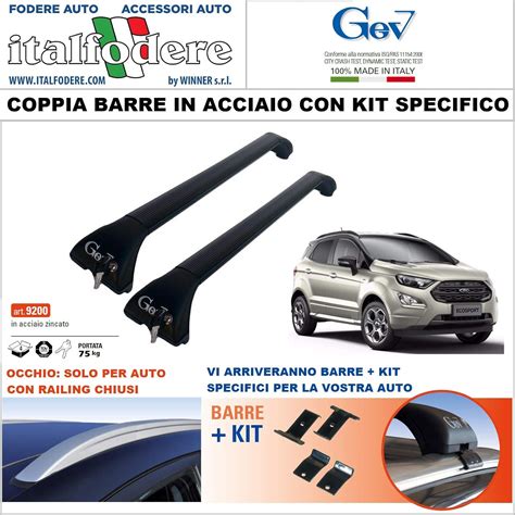 Ford Ecosport con barre portatutto installate sul tetto in uno scenario di viaggio