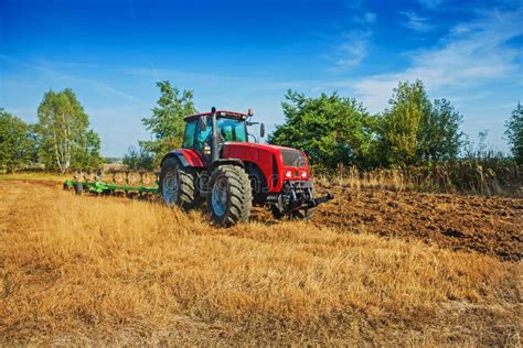 trattore agricolo in campo