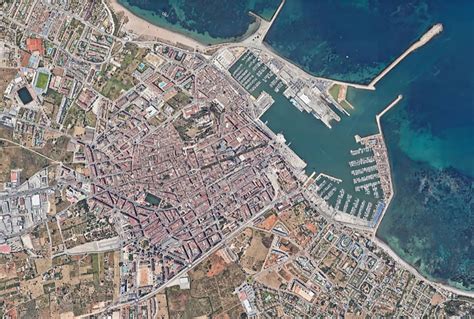 Vista aerea di un grande lotto di auto usate in un deposito