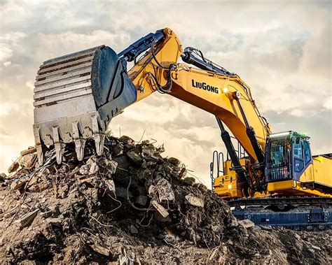 panorama di un cantiere edile in Trentino con macchine movimento terra
