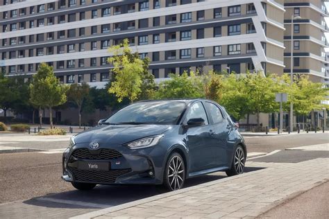 Toyota Yaris parcheggiata in città