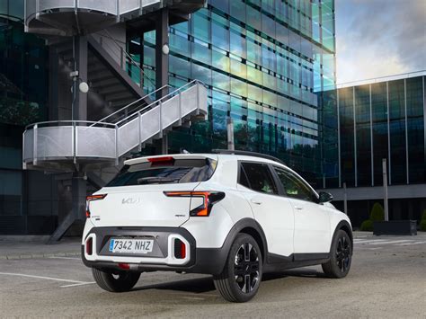 Kia Stonic con cerchi in ferro da 17 pollici in un contesto urbano