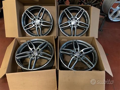 Cerchi in lega Mercedes da 18 pollici montati su una Mercedes Classe C