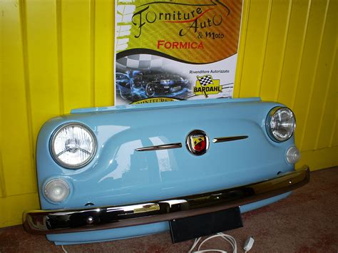 Fiat 500 d'epoca con un dettaglio del musetto
