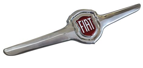 Dettaglio del musetto della Fiat 500 L con stemma e mascherina