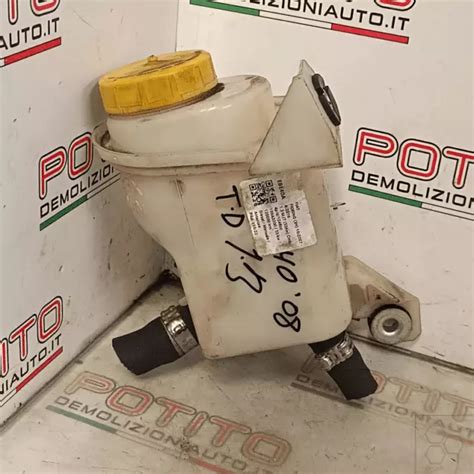 Serbatoio dell'olio del servosterzo su una Peugeot 206