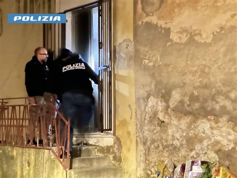 Dettaglio ravvicinato della plancia con i due grandi schermi widescreen e l'illuminazione ambientale configurabile