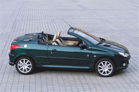 Interni della Peugeot 206 CC con il tetto sollevato