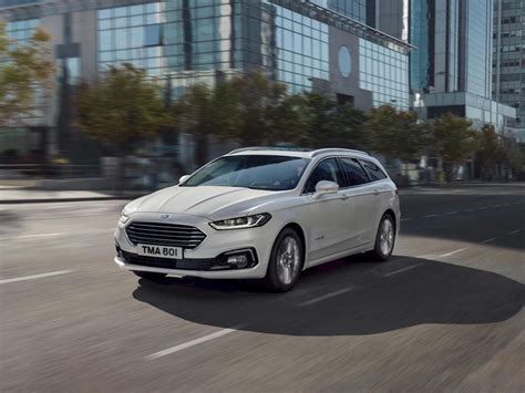 Dettaglio frontale Ford Mondeo Station Wagon con griglia cromata