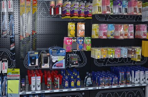 Esposizione di batterie auto in un negozio specializzato