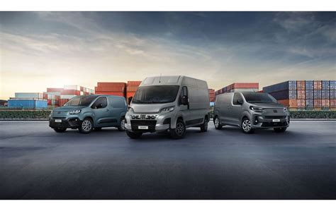 Gamma completa dei veicoli commerciali Fiat Professional parcheggiati in un centro logistico