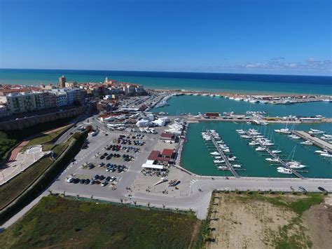 Vista panoramica del porto di Termoli con traghetti