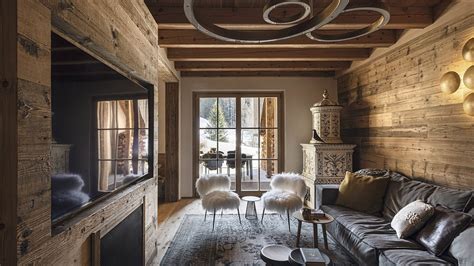 Interno moderno di uno chalet di montagna con elementi in legno e tecnologia integrata