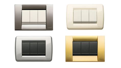 Primo piano di una placca e interruttori Vimar serie Arké in un contesto di legno