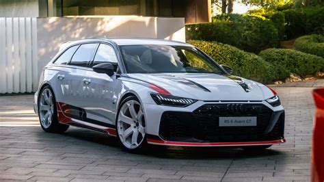 Una moderna Audi RS6 Avant con trazione quattro