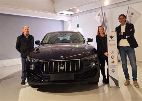 Staff della concessionaria che accoglie i clienti
