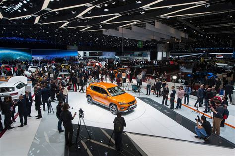Veicoli in esposizione in un concessionario automobilistico