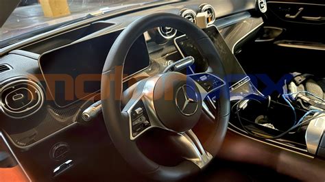 Frontale aggressivo della Mercedes Classe A con nuovi fari