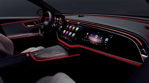 Interni moderni della Mercedes Classe A con doppio schermo e illuminazione ambientale