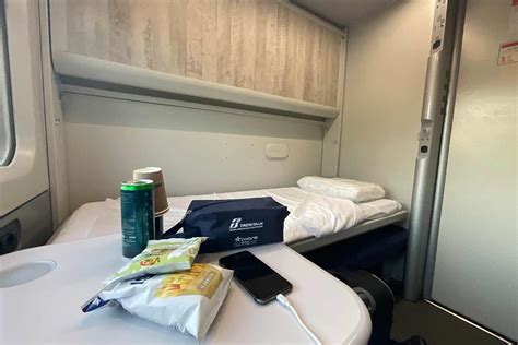Interni della cabina ProCabin con letto e zona relax