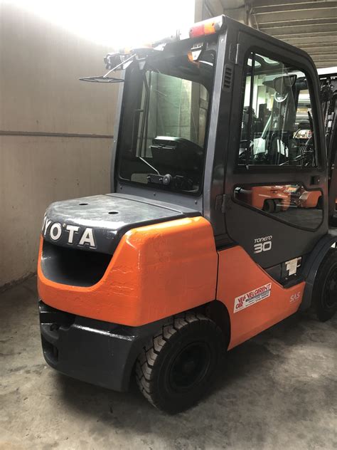 Carrello elevatore Toyota 02-8FDF30 in un magazzino