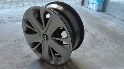 Renault Clio 2003 con copricerchi sportivi
