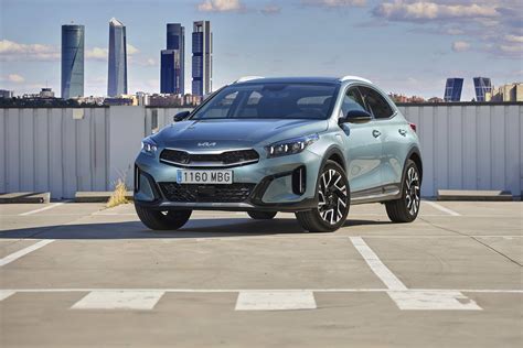 Immagine della Kia XCeed in un contesto cittadino moderno