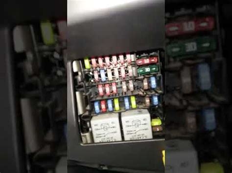 Scatola fusibili dietro il cassetto portaoggetti