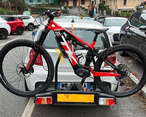 E-bike caricata su un portabici da gancio traino