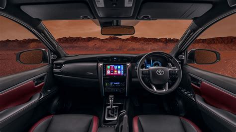 Interno di una Toyota Fortuner, vista della plancia