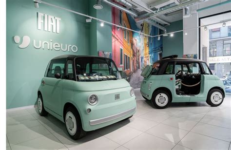 Consulente Unieuro che mostra la Fiat Topolino