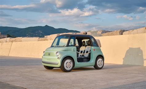 Giovani alla guida della Fiat Topolino