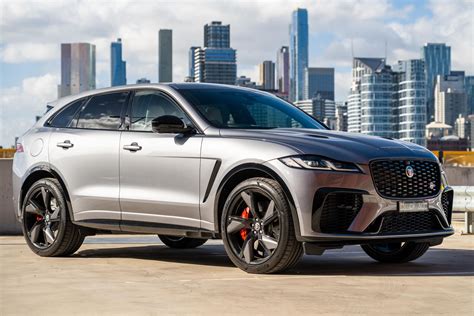 Jaguar F-Pace in autostrada