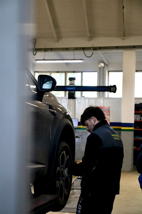 Tecnico Kia che lavora su un'auto