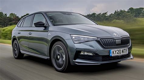 Škoda Scala in ambiente urbano con elementi musicali
