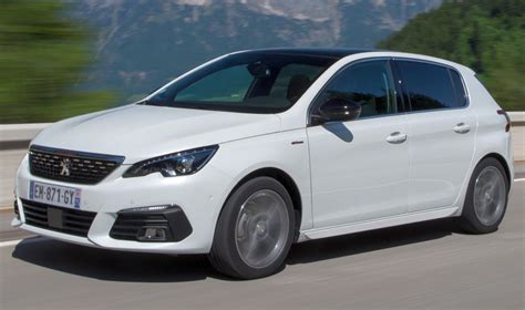 Peugeot 308 BlueHDi in un paesaggio autostradale