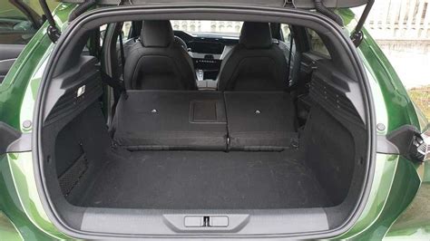 Bagagliaio Peugeot 308 con divano abbattuto