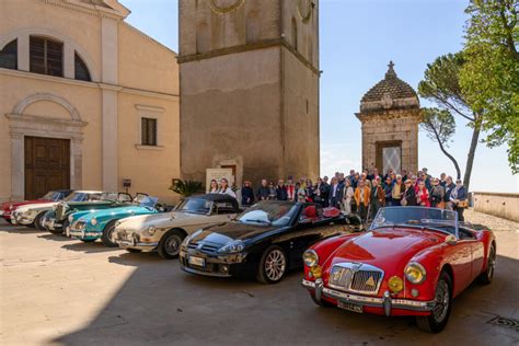 Auto d'epoca in parata