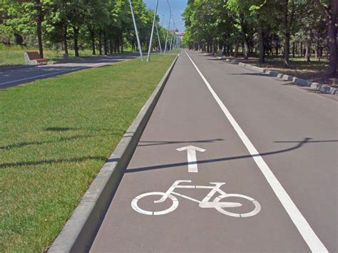 Segnaletica stradale per piste ciclabili e corsie dedicate