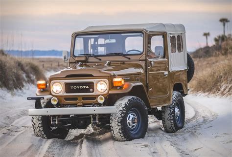Immagine di una Toyota Land Cruiser FJ40 d'epoca in un paesaggio desertico