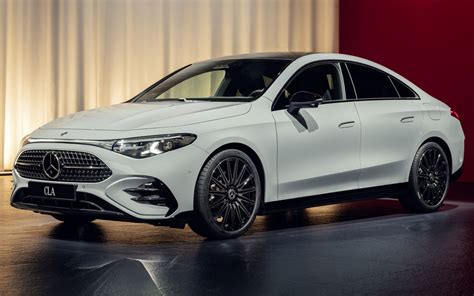 Mercedes CLA vista di tre quarti anteriore