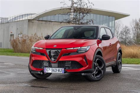 Alfa Romeo Junior Ibrida in un contesto urbano