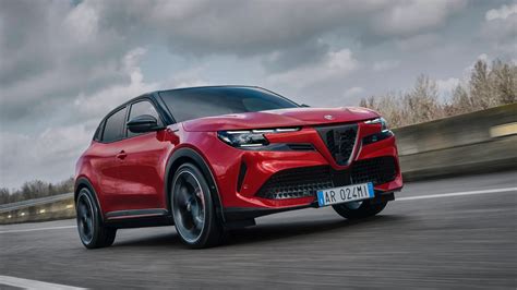 Vista laterale dell'Alfa Romeo Junior in movimento