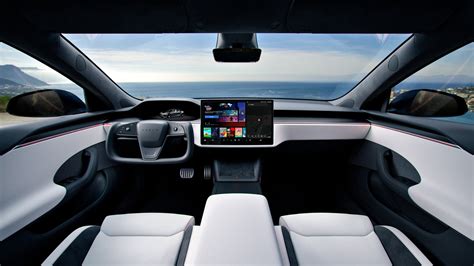 Interni Tesla Model S Plaid con volante Yoke