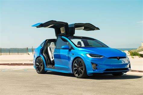 Tesla Model X con Falcon Doors aperte