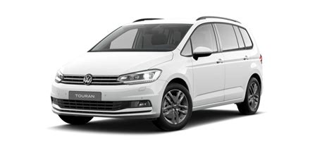 Concessionaria Volkswagen con modelli Touran esposti