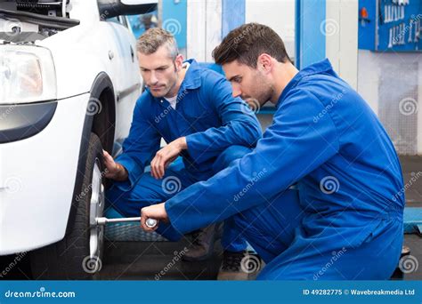 Gruppo di meccanici che lavorano