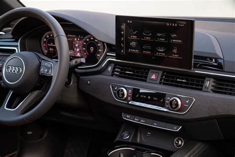 Interni Audi A4 con display MMI