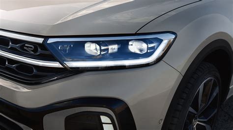Dettaglio del frontale della Volkswagen T-Cross con fari LED Matrix