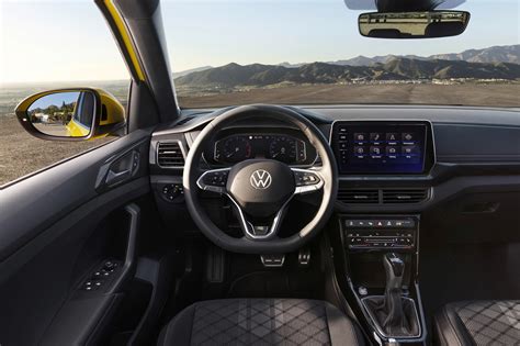 Interni della Volkswagen T-Cross con display digitale e comandi touch